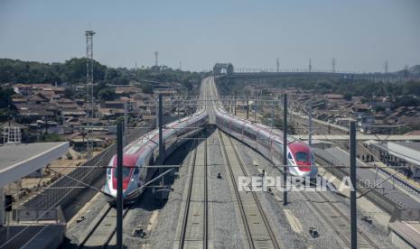 Rangkaian Electric Multiple Unit (EMU) Kereta Cepat Jakarta Bandung (KCJB) melaju di Stasiun KCJB Padalarang di Padalarang, Kabupaten Bandung Barat, Jawa Barat.