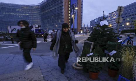 Orang-orang yang memakai masker berjalan di distrik Eropa pada pagi hari ketika gelombang keempat Covid melanda, di Brussels, Belgia, 23 November 2021. 