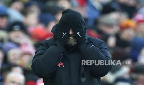 Pelatih Liverpool Juergen Klopp menutup mata pada pertandingan sepak bola Liga Primer Inggris antara Liverpool FC dan Chelsea FC di Liverpool, Inggris,Sabtu (21/1/2023). Kedua tim bermain imbang 0-0.