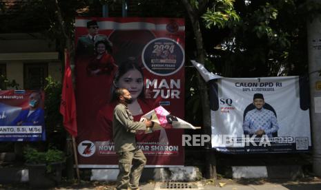 Petugas mencopot alat peraga kampanye yang melangggar aturan di Yogyakarta, Selasa (9/1/2024). Satpol PP Kota Yogyakarta bersama Satlimnas dan Polresta Yogyakarta dipandu oleh Bawaslu Kota Yogyakarta menertibkan sebanyak 3.282 alat peraga kampanye (APK) di wilayah Kota Yogyakarta karena melanggar aturan dan tidak dipasang di tempat yang semestinya. 