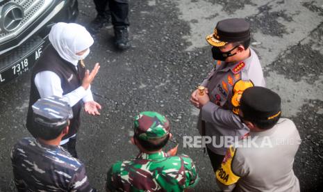 Kapolri Jenderal Listyo Sigit Prabowo (kanan), berbincang dengan Gubernur Jawa Timur Khofifah Indar Parawansa (kiri), Kapolda Jawa Timur Irjen Pol Nico Afinta (kedua kanan), Pangdam V Brawijaya Mayjend TNI Nurchahyanto (tengah), Pangkoarmada 2 Laksamana Muda TNI Iwan Isnurwanto (kedua kiri)  saat meninjau pos pelayanan dan pos terpadu di Terminal Purabaya, Sidoarjo, Jawa Timur, Rabu (27/4/2022). Kunjungan tersebut untuk melihat kesiapan pos pelayanan dan pos terpadu untuk arus mudik Lebaran 2022. 