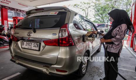 Petugas Stasiun Pengisian Bahan Bakar Umum (SPBU) saat melayani pelanggan di SPBU.