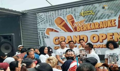 Putra bungsu Presiden Jokowi, Kaesang Pangarep saat meresmikan gerai makanan miliknya di Kecamatan Sawangan, Kota Depok, Selasa (25/7/2023). Masyarakat hingga relawan Kaesang memadati lokasi gerai makanan tersebut.