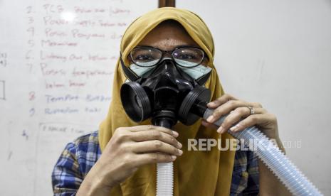 Tim peneliti Institut Teknologi Bandung (ITB) menguji coba mesin pompa udara (ventilator) di area Masjid Salman ITB, Kota Bandung, Selasa (21/4). Menteri Riset dan Teknologi (Menristek)/Kepala BRIN Bambang PS Brodjonegoro mengatakan pada Mei 2020 ditargetkan sudah dilakukan produksi awal 200 ventilator portabel. Diharapkan ventilator tersebut dapat dimanfaatkan untuk penanganan pasien Covid-19 di rumah sakit.