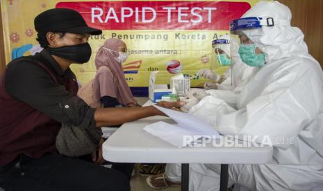 Calon penumpang mengikuti tes cepat (rapid test) COVID-19 di Stasiun Pasar Senen, Jakarta, Senin (27/7/2020). PT Kereta Api Indonesia (Persero) dan PT Rajawali Nusantara Indonesia (Persero) menggelar layanan tes cepat COVID-19 untuk pengguna kereta api jarak jauh di stasiun dengan tarif Rp85 ribu dan akan tersedia bertahap di 12 stasiun. 