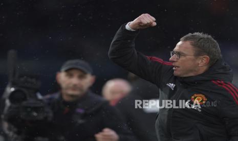 Manajer sementara Manchester United Ralf Rangnick merayakan akhir pertandingan sepak bola Liga Inggris antara Leeds United dan Manchester United, di Stadion Elland Road di Leeds, Inggris, Ahad, 20 Februari 2022.