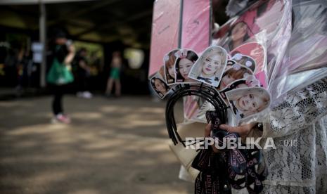 Pedagang berjualan aksesori bernuansa Blackpink di Parkir Selatan Gelora Bung Karno (GBK) Jakarta, Kamis (9/3/2023). Para personel Blackpink telah tiba di Indonesia pada Jumat (10/3/2023) dan siap menghibur penggemar hari ini. (ilustrasi)