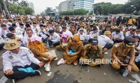 Sejumlah massa yang tergabung Asosiasi Pemerintah Desa Seluruh Indonesia (Apdesi) melakukan doa bersama saat aksi di depan Gedung DPR, Jakarta, Selasa (6/2/2024). Massa Apdesi yang terdiri dari kepala dan perangkat desa tersebut menggelar doa bersama dan sujud syukur usai revisi Undang-undang Desa No 6 Tahun 2014 disetujui oleh DPR. Salah satu poin yang direvisi pada UU tersebut yaitu mengatur masa jabatan kepala desa menjadi 8 tahun maksimal 2 periode.