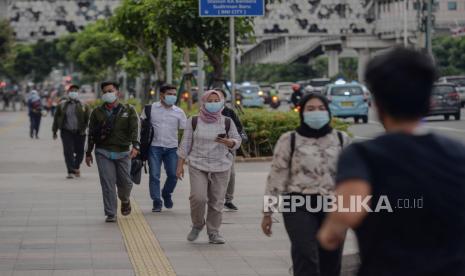 Pekerja berjalan saat jam pulang kerja di kawasan bisnis Sudirman-Thamrin, Jakarta, Senin (11/1). Pemerintah Provinsi DKI Jakarta menerapkan kebijakan pengetatan Pembatasan Sosial Berskala Besar (PSBB) mengikuti intruksi pemerintah pusat untuk Pemberlakukan Pembatasan Kegiatan Masyarakat (PPKM) mulai tanggal 11-25 Januari 2020. Republika/Thoudy Badai.