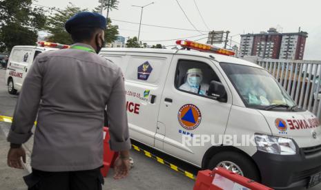 Petugas memeriksa berkas pasien COVID-19 saat tiba di IGD Rumah Sakit Darurat Penanganan COVID-19, Wisma Atlet Kemayoran, Jakarta, Kamis (10/9/2020). Data Satuan Tugas Penanganan COVID-19 per hari Kamis (10/9) pukul 12.00 WIB menyebutkan kasus positif COVID-19 bertambah 3.861 orang sehingga menjadi 207.203 orang, sementara kasus pasien sembuh COVID-19 bertambah 2.310 orang menjadi 147.510 orang.  