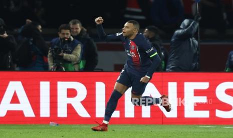 Striker Paris Saint-Germain (PSG) Kylian Mbappe berselebrasi usai mencetak gol ke gawang Newcastle United dalam lanjutan Liga Champions, Rabu (29/11/2023). 