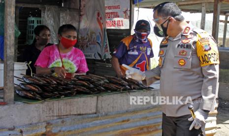 Kapolda Papua Barat Irjen Pol Tornagogo Sihombing (kanan) 