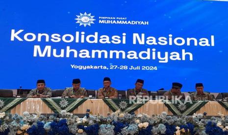 Ketum PP Muhammadiyah Haedar Nashir (tengah), Sekum PP Muhammadiyah Abdul Muti (dua dari kiri), dan Ketua PP Muhammadiyah Bidang Ekonomi, Bisnis, dan Industri Halal, Muhadjir Effendi (tiga dari kanan) usai Konsolnas PP Muhammadiyah di Kampus Unisa Yogyakarta, Ahad (28/7/2024). 