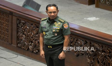 Calon Panglima TNI Jenderal TNI Agus Subiyanto saat Rapat Paripurna Ke-9 Masa Persidangan II Tahun Sidang 2023-2024 di Kompleks Parlemen, Senayan, Jakarta, Selasa (21/11/2023). DPR menyepakati penetapan Jenderal TNI Agus Subiyanto sebagai Panglima TNI untuk menggantikan Laksamana TNI Yudo Margono yang akan memasuki masa pensiun. 