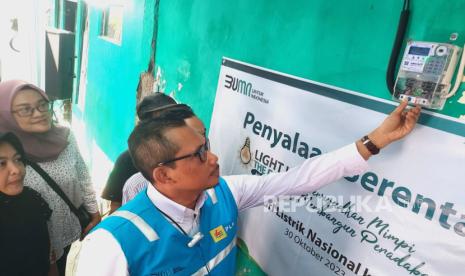 General Menager PT PLN (Persero) Unit Induk Distribusi (UID) Jawa Timur, Agus Kuswardoyo menyalakan sambungan listrik gratis bagi warga kurang mampu mampu di Surabaya, Senin (30/10/2023). 