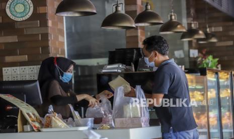 Pembeli memilih roti di salah satu gerai Morning Bakery di Batam ,Kepulauan Riau, Kamis(1/7/2021). Mulai Senin (12/7/2021) PPKM Darurat diberlakukan di Kota Batam.