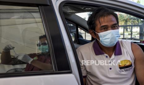 Vaksinator bersiap melakukan vaksinasi Covid-19 secara drive thru. Pemerintah Kota (Pemkot) Depok menggelar vaksin Covid-19 secara drive thru di Depok Town Square (Detos), Selasa (23/3). Untuk pelaksanaan vaksin secara drive thru ditujukan bagi driver (pengendara) ojek online (ojol) dan Pegawai Mal yang sudah terdaftar secara online.