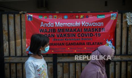 Imbauan menerapkan protokol kesehatan di pasang di pagar rumah warga yang berada di zona merah Covid-19 Jalan Madrasah RT 006 RW 001, Gandaria Selatan, Cilandak, Jakarta Selatan, Selasa (22/6). Kawasan tersebut memberlakukan mikro lockdown setelah sebanyak 17 warga dinyatakan positif Covid-19 yang diduga berasal dari klaster mudik. Republika/Thoudy Badai