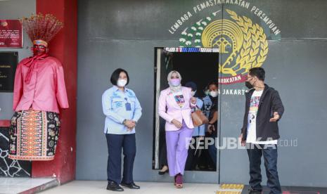 Mantan anggota DPR Angelina Sondakh (tengah) berjalan keluar dari Lapas Perempuan Kelas IIA Pondok Bambu, Jakarta Timur, Kamis (3/3/2022). Direktorat Jenderal Pemasyarakatan (Ditjen PAS) Kemenkumham menyatakan Angelina Sondakh menjalani program cuti menjelang bebas (CMB), dan akan bebas murni pada 27 April 2022 mendatang setelah menjalani masa tahanan selama 10 tahun dalam kasus korupsi proyek Wisma Atlet Palembang. 