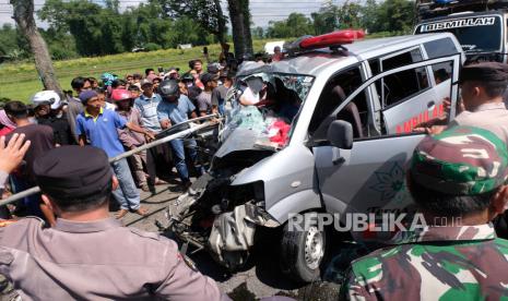 Warga menyaksikan mobil ambulans yang mengalami kecelakaan di Mangunsari, Ngadirejo, Temanggung, Jawa Tengah, Sabtu (6/4/2024). Mobil ambulans bernomor polisi B 1115 BIX yang membawa jenazah dari Jakarta menuju Magelang bertabrakan dengan bus AKAP (antar kota antar provinsi) bernomor polisi AA 7290 OA jurusan Yogyakarta - Jakarta di jalur mudik lintas tengah Jawa Tengah dalam kejadian tersebut supir ambulans kritis dan menyebabkan kemacetan panjang. 