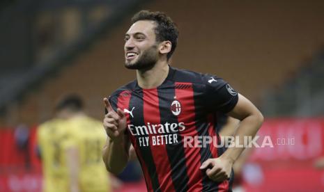 Para pemain AC Milan Hakan Calhanoglu merayakan gol ketiga timnya pada Pertandingan kualifikasi putaran ketiga Liga Eropa antara AC Milan dan Bodo/Glimt di Stadion San Siro, Milan, Italia, Kamis (24/9). AC Milan harus bersusah payah untuk menaklukkan Bodo/Glimt pada laga ini, Milan menang tipis atas wakil Norwegia itu dengan skor 3-2. Selain itu Pada laga tersebut, Milan sepertinya sangat kehilangan sosok Zlatan Ibrahimovic yang selama ini menjadi motor serangan. Ibrahimovic harus absen pada laga ini setelah dinyatakan positif terjangkit virus Corona.AP Photo/Luca BrunoGaleri Foto