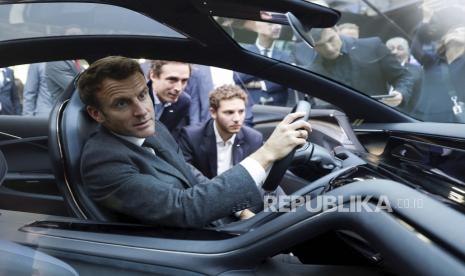 Presiden Prancis Emmanuel Macron duduk di dalam Hopium Machina Vision bertenaga hidrogen di Paris Car Show, Senin, 17 Oktober 2022. Eropa memimpin muatan ke dalam kendaraan listrik ketika mobil bertenaga baterai keluar dari ceruk pasar pengadopsi pertama mereka dan masuk arus utama dengan peningkatan pangsa pasar yang diperkirakan akan tumbuh kuat karena Uni Eropa mendorong untuk menghentikan kendaraan mesin pembakaran internal secara bertahap pada tahun 2035