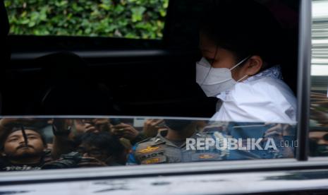 Tersangka istri mantan Kadiv Propam Polri Irjen Ferdy Sambo, Putri Chandrawathi saat mengikuti rekonstruksi di rumah dinas Ferdy Sambo di Kompleks Polri Duren Tiga, Jalan Duren Tiga Utara I, Jakarta Selatan, Selasa (30/8/2022). Mabes Polri menggelar rekonstruksi kasus dugaan pembunuhan Brigadir J sebanyak 78 adegan secara runut mulai dari peristiwa awal di Magelang Jawa Tengah sebanyak 16 adegan, di rumah pribadi Ferdy Sambo di Jalan Saguling III, Jakarta Selatan 35 adegan dan di rumah dinas sebanyak 27 adegan. Rekonstruksi tersebut juga menghadirkan lima tersangka diantaranya Ferdy Sambo, Putri Chandrawathi, Bharada Richard Eliezer atau Bharada E, Bripka Ricky Rizal atau RR, serta Kuat Maruf. Republika/Thoudy Badai