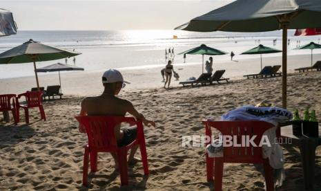  Wisman duduk di pantai Kuta, Bali, Senin (22/5/2023). Dinas Pariwisata Bali mencatat kunjungan wisman ke Bali pada triwulan I 2023 mencapai 1,4 juta orang. Pemprov Bali optimistis target 4,5 juta kunjungan wisman pada 2023 akan tercapai.