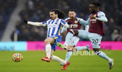 Marc Cucurella dari Brighton and Hove Albion, kiri, akan merapat ke Chelsea.