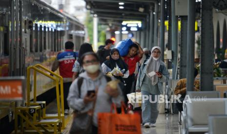 Pemudik membawa barangnya di area Stasiun Pasar Senen, Jakarta. Volume kedatangan penumpang ke Jakarta masih tinggi di H+8 Lebaran 2024.