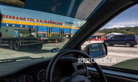 Sejumlah kendaraan antre melewati Gerbang Tol Kalikangkung, Kota Semarang, Jawa Tengah, Selasa, (4/5/2021). 