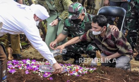 Kepala Staf Angkatan Darat (KSAD) Jenderal TNI Dudung Abdurachman (kedua kanan) bersama orang tua korban menabur bunga di makam almarhumah Salsabila saat berziarah di Kampung Tegal Lame, Desa Ciaro, Kecamatan Nagreg, Kabupaten Bandung, Senin (27/12). Kepala Staf Angkatan Darat (KSAD) Jenderal TNI Dudung Abdurachman mengunjungi rumah duka sekaligus berziarah ke makam almarhum Handi Harisaputra dan almarhumah Salsabila, korban tabrak lari yang diduga melibatkan oknum TNI AD. Foto: Republika/Abdan Syakura