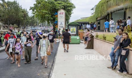 Turis asing berjalan di Kuta di Bali, Indonesia, 27 Desember 2022. Kantor imigrasi Bali mencatat sekitar 280.000 kedatangan turis asing selama liburan Natal dan Tahun Baru.