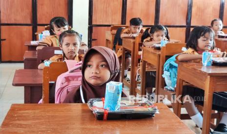 Uji coba makan bergizi gratis di SD Jagalan Solo, Kamis (25/7/2024).