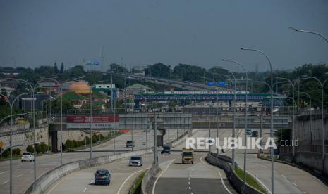 Anggota Komisi IX DPR, Saleh Partaonan Daulay, hal-hal yang harus diperhatikan oleh pemerintah jika PPKM diperpanjang mulai dari bansos, vaksin, tenaga kesehatan, oksigen, hingga obat-obatan. (Foto: Tol di Jakarta pada masa PPKM berlevel)