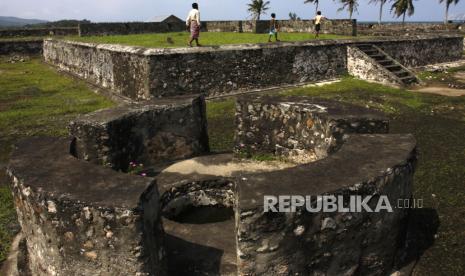 Objek wisata peninggalan sejarah Benteng Iskandar Muda di Desa Brandeh Krueng Raya Kecamatan Masjid Raya Kabupaten Aceh Besar. Benteng berbentuk segi empat dipinggir laut selat malaka itu dibangun oleh Sultan Iskandar Muda pada Abad 16 untuk melindungi wilayah kekuasaannya dari serangan Belanda dan Portugis.