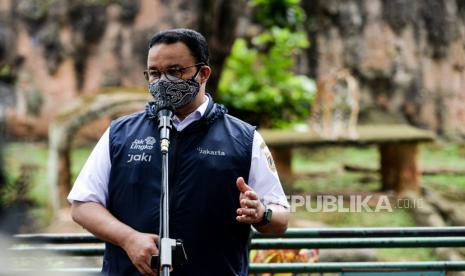 Gubernur DKI Jakarta Anies Baswedan memberikan keterangan pers saat meninjau kondisi harimau Sumatera bernama Tino (9) yang terpapar Covid-19 di kandangnya di Taman Margasatwa Ragunan, Jakarta, Ahad (1/8). Dua ekor harimau Sumatera bernama Hari dan Tino penghuni Taman Margasatwa Ragunan sedang dalam proses pemulihan pasca keduanya terpapar Covid-19 setelah dilakukan pemeriksan PCR pada tanggal 14 Juli 2021. Menurut Kepala Dinas Pertamanan dan Hutan Kota DKI Jakarta, Suzi Marsitawati dua ekor harimau Sumatera tersebut mengalami gejala sesak nafas, keluar lendir dari hidung, dan nafsu makan yang berkurang. Republika/Thoudy Badai