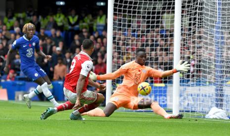 Penjaga gawang Chelsea Edouard Mendy (kanan) mengamankan dari upaya Gabriel Jesus (tengah) dari Arsenal selama pertandingan sepak bola Liga Premier Inggris antara Chelsea FC dan Arsenal FC di London, Inggris, Ahad (6/11/2022)..