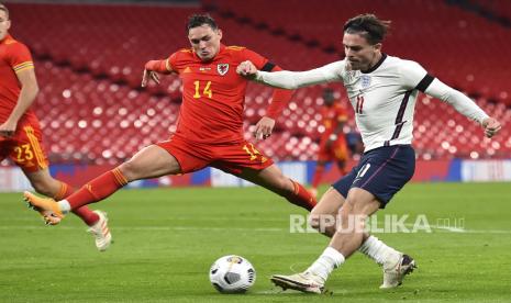  Jack Grealish (kanan) dari Inggris beraksi melawan Connor Roberts (kiri) dari Wales selama pertandingan sepak bola persahabatan internasional antara Inggris dan Wales di London, Inggris