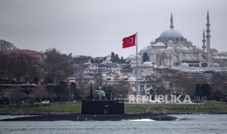 Kapal selam diesel-listrik Angkatan Laut Rusia Rostov-on-Don berlayar ke arah Bosphorus saat Laut Hitam di depan Masjid Suleymaniye di Istanbul, Turki, 13 Februari 2022. Kapal Angkatan Laut Rusia transit di Laut Hitam untuk latihan besar-besaran di tengah ketegangan antara Rusia dan Ukraina.