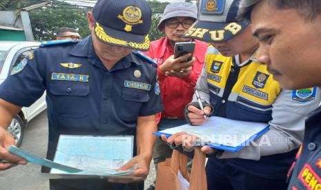 Petugas Dinas Perhubungan (Dishub) Kota Bandung melakukan ramp check bus di salah satu pul bus di Kota Bandung, Rabu (29/3/2023) menghadapi arus mudik lebaran 1444 Hijriah. Menko PMK Muhadjir Effendy mengatakan, perubahan dan penambahan awal cuti bersama telah diputuskan oleh pemerintah melalui revisi SKB tiga menteri, Rabu (29/3/2023). Menurut dia, hal itu untuk mengantisipasi dan memberikan masyarakat persiapan lebih untuk menghindari penumpukan puncak mudik pada 21 April 2023.