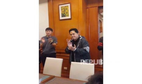 Ketua Umum PSSI Erick Thohir memberikan semangat kepada pemain timnas Indonesia U-23 menjelang laga final Piala AFF U-23 2023 melawan Vietnam di Rayong Provincial Stadium, Sabtu (26/8/2023). 