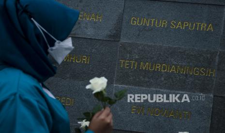 Warga membawa bunga untuk diletakkan di depan Monumen Pahlawan COVID-19 Jawa Barat, Bandung, Jawa Barat, Sabtu (4/12/2021). Nama-nama para tenaga kesehatan, ASN dan relawan di Jawa Barat yang terlibat dan gugur diabadikan sebagai monumen ingatan bagi masyarakat untuk menghargai perjuangan dan jasa mereka dalam penanganan pandemi COVID-19. 