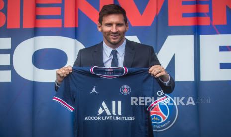 Striker asal Argentina Lionel Messi berpose dengan jersey PSG barunya setelah konferensi pers sebagai bagian dari presentasi resminya di Stadion Parc des Princes, di Paris, Prancis, 11 Agustus 2021. 