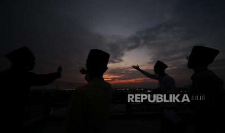 Tim rukyatul hilal dari ormas Nahdlatul Ulama (NU) Kota Surabaya mengamati posisi hilal (bulan) di atas Masjid Al-Mabrur, Nambangan, Surabaya, Jawa Timur.