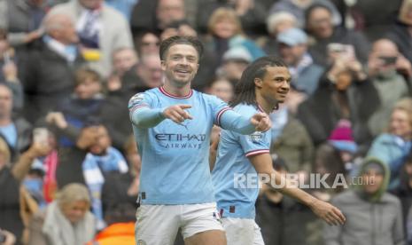 Pemain Manchester City Jack Grealish  berselebrasi setelah mencetak gol keempat timnya pada pertandingan sepak bola Liga Premier Inggris antara Manchester City dan Liverpool di stadion Etihad di Manchester, Inggris, Sabtu (1/4/2023).