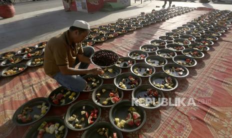 Relawan menyiapkan hidangan untuk dibagikan kepada orang-orang untuk berbuka puasa selama bulan suci Ramadhan di pinggir jalan, di Karachi, Pakistan, Senin, 4 April 2022. Ragam Tradisi Berbuka Puasa di Sejumlah Negara