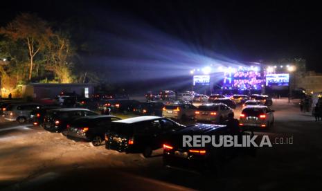 Kendaraan berjejer menyaksikan konser dengan konsep drive-in di Sleman City Hall, Yogyakarta, Ahad (20/9) malam. Konser dengan konsep drive-in ini penonton menyaksikan musik dari dalam mobil. Mobil diatur jaraknya sedemikian rupa agar memenuhi protokol kesehatan Covid-19.  Konser dengan konsep ini merupakan yang pertama di Yogyakarta sejak masa pandemi Covid-19. Grup band yang tampil pada konser ini yakni Jikustik dan Soulgroove.