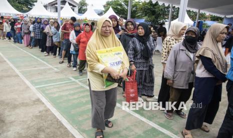 Warga membawa beras SPHP yang telah dibeli saat gerakan pangan murah di Lapangan Puter, Bandung, Jawa Barat, Selasa (3/12/2024). Pemerintah Kota Bandung menggelar gerakan pangan murah yang menjual lebih dari 10 ton sembako dengan harga di bawah harga pasar guna mengendalikan inflasi serta stabilisasi pasokan jelang Hari Besar Keagamaan Nasional Natal dan Tahun Baru. 