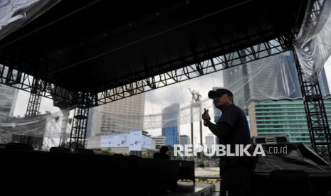 Pekerja menyelesaikan pembuatan panggung hiburan di area Bundaran HI, Jakarta, Ahad (29/12/2024). Pemprov DKI Jakarta menyiapkan sebanyak 23 titik panggung hiburan dalam rangka menyambut malam pergantian Tahun Baru 2024-2025 di Jalan Sudirman, area mal Sarinah, Jalan MH Thamrin, Lapangan Banteng, Monumen Nasional hingga di kawasan Kota Tua. Selain itu, Pemprov DKI juga akan menyemarakan malam tahun baru dengan beragam kegiatan seperti napak tilas Jakarta, penulisan harapan di kain sepanjang 80 meter, hingga malam muhasabah yang di gelar di Monas pada Senin (30/12) malam.